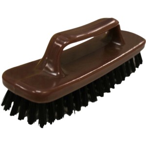 Spazzola manuale marrone con setole nere per la pulizia di scarpe da lavoro.