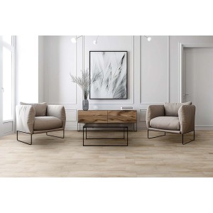 Piastrelle per pavimenti t.b.t. chiare in ambiente living con poltrone e credenza.
