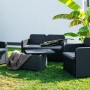 Set di mobili da giardino neri con divano, poltrone e tavolo per esterni.