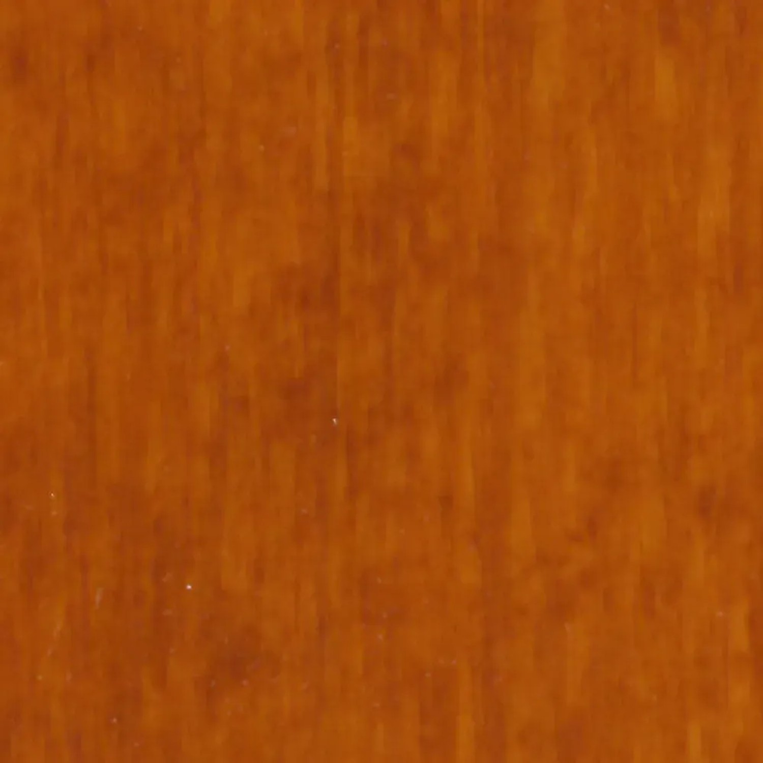 Primo piano di una superficie in legno trattata con impregnante per legno.