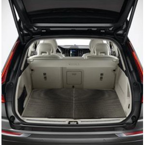 Bagagliaio di un'auto con un tappetino scuro inserito.