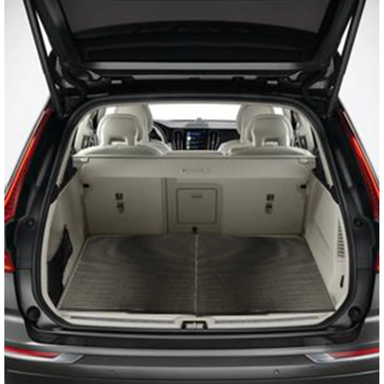 Bagagliaio di un'auto con un tappetino scuro inserito.