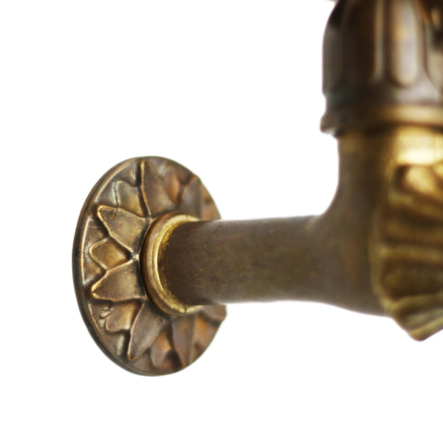 Dettaglio di un rubinetto per fontana da giardino in ottone.