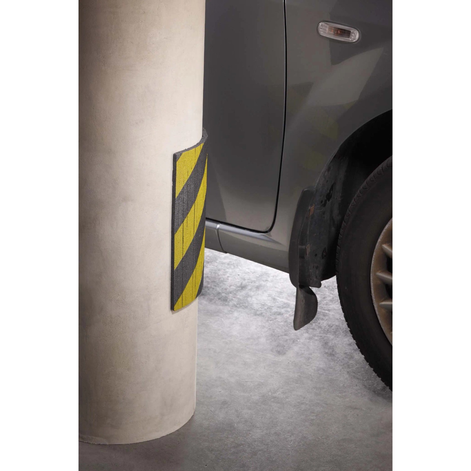 t.b.t. protezione antiurto con strisce gialle e nere su colonna in garage.