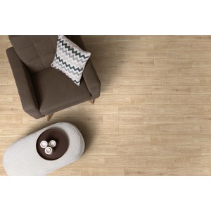 Piastrelle chiare in soggiorno con poltrona e tavolino. Ideale per un ambiente moderno.