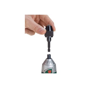 Mandrino autoserrante LUX M 6,3 mm con mano sopra l'avvitatore. Accessorio per trapano.