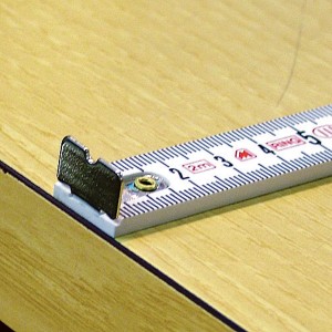 Dettaglio di un metro pieghevole su una superficie di legno. Strumento di misura per misurazioni precise.