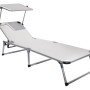 Lettino prendisole bianco con tettuccio parasole, ideale per giardino e terrazza.
