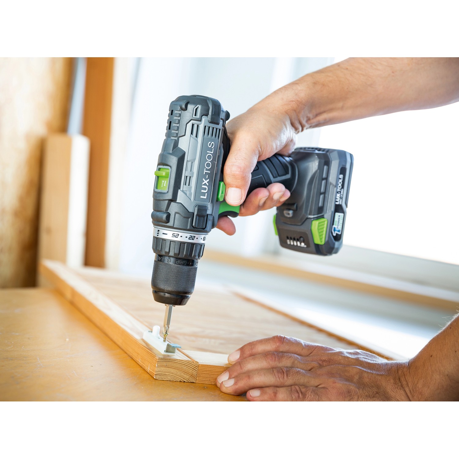 Avvitatore a batteria LUX A-BS-20 in uso per avvitare nel legno.