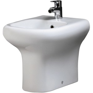 Bidet t.b.t. bianco con rubinetto, vista frontale.