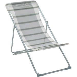 Sedia da spiaggia CMI con struttura in acciaio e rivestimento in tessuto a righe beige-marrone.