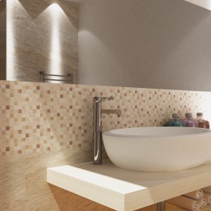 Piastrelle a mosaico beige e marroni in bagno sopra lavandino e rubinetto.