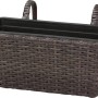 Fioriera da balcone in rattan marrone con inserto nero.