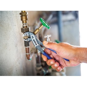 Pinza a pappagallo LUX Comfort 300 mm in uso su un tubo dell'acqua.