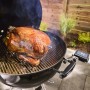 Base Weber Smart Hub su grill con tacchino e sonda di temperatura.