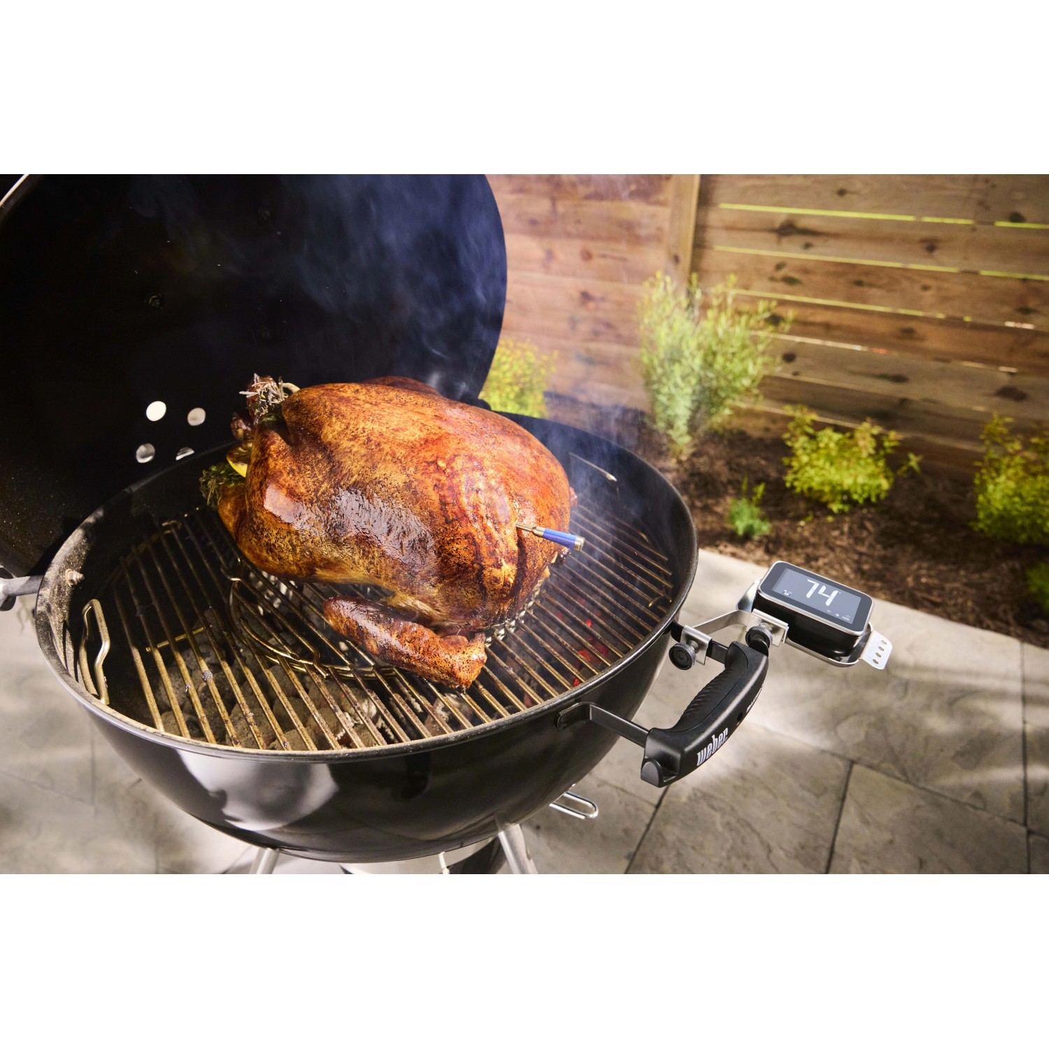 Base Weber Smart Hub su grill con tacchino e sonda di temperatura.