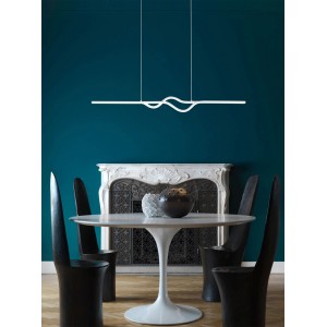 Moderna lampada a sospensione t.b.t. sopra il tavolo da pranzo. Design elegante per l'illuminazione del soggiorno.