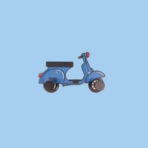 Vespa blu decorativa come organizer per l'armadio.