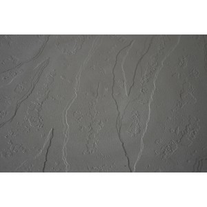 Piastrella per pavimentazione esterna t.b.t. grigia con superficie strutturata.