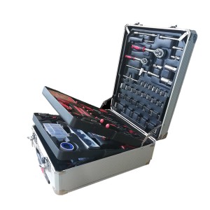 Valigetta degli attrezzi aperta con vari utensili, ad es. chiavi inglesi e pinze.