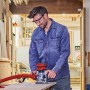 Uomo che lavora il legno con la fresatrice a batteria Einhell TP-RO 18 Li BL.