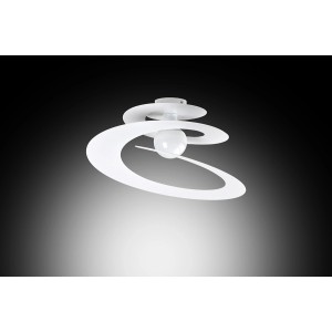 Plafoniere t.b.t. bianca moderna con design curvo e sfera di vetro centrale.