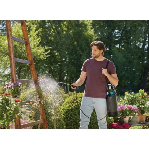 Uomo che utilizza Gardena Comfort 5 l per la cura delle piante in giardino.