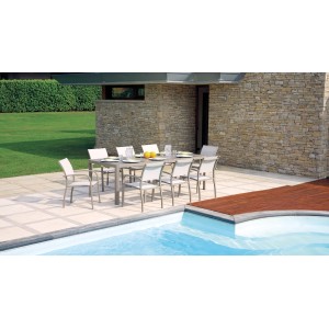 Tavolo da giardino t.b.t. apparecchiato con sedie vicino alla piscina. Ideale per feste in giardino.