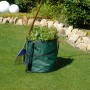 Sacco da giardino pop-up verde da 150 l pieno di rifiuti da giardino.