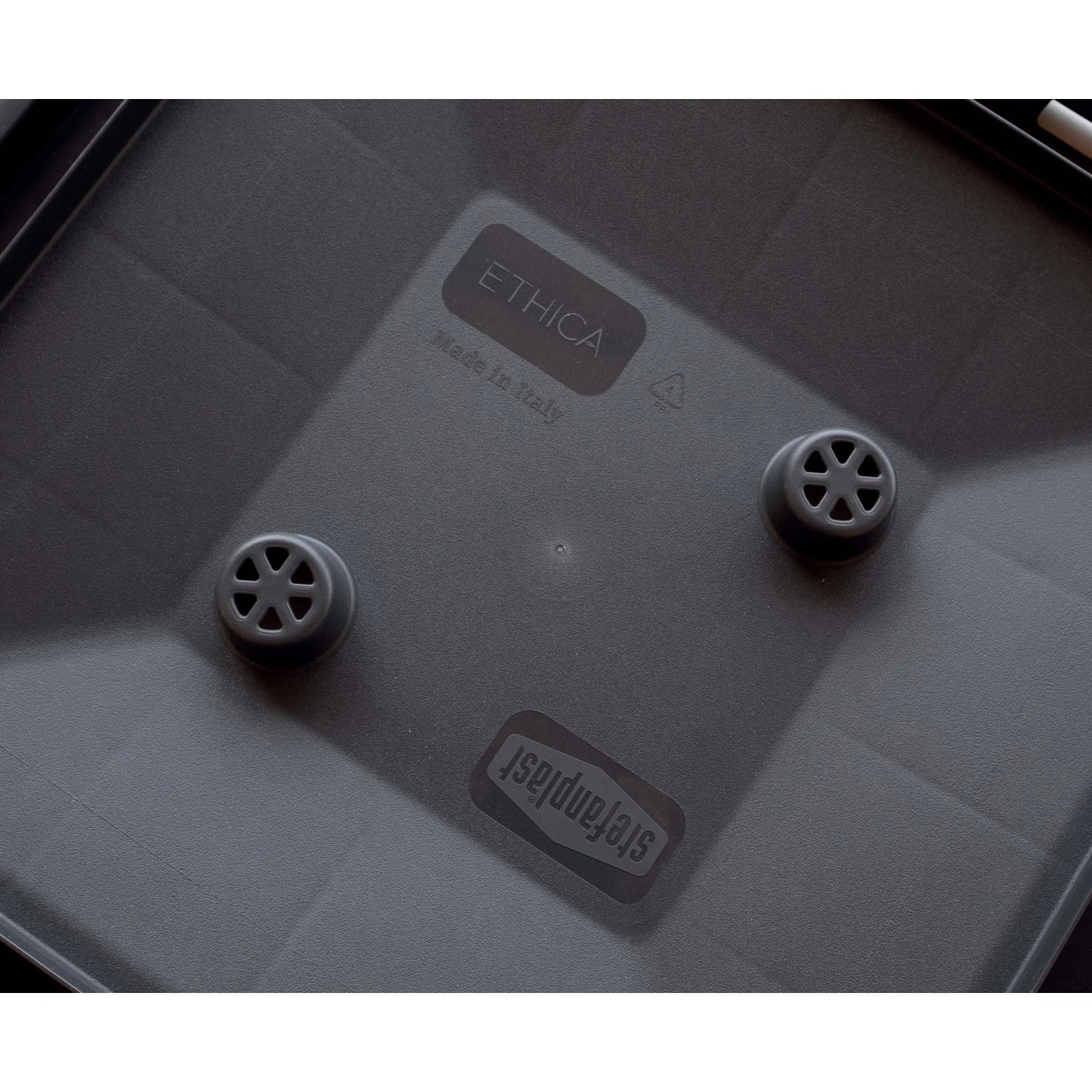 Base grigia per fioriera t.b.t. con piedini e loghi del produttore.