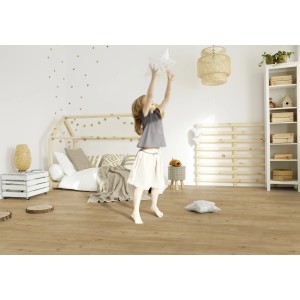 Stanza luminosa con pavimento vinilico Gerflor Senso Clic Premium Columbia effetto legno, bambino che gioca.