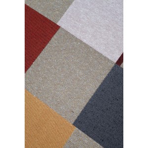 Dettaglio di un tappeto moderno con motivo geometrico in vari colori.