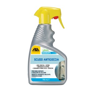 Flacone spray con detergente per piastrelle e superfici.