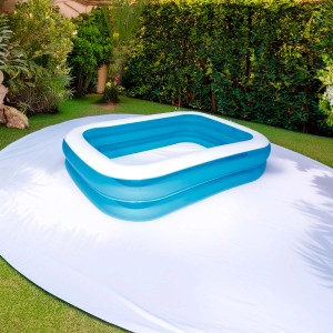 Piscina familiare rettangolare Bestway, blu e bianca, su un telo bianco in giardino.