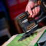 Levigatrice multifunzione a batteria Worx 20 V WX820.9 Solo mentre leviga il legno.