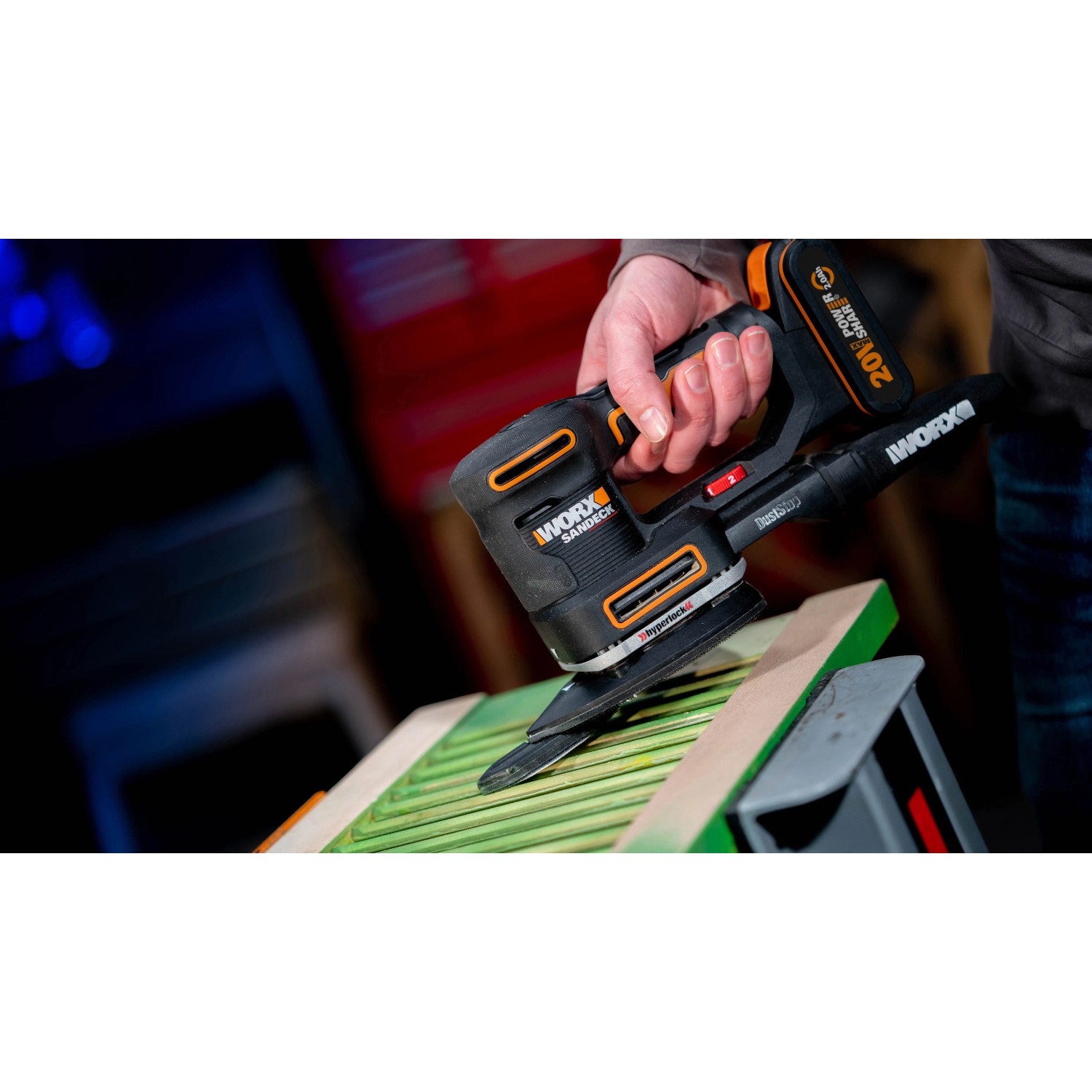 Levigatrice multifunzione a batteria Worx 20 V WX820.9 Solo mentre leviga il legno.