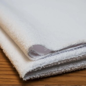 Biancheria da letto t.b.t. (Lenzuola) bianca e piegata in tessuto morbido.