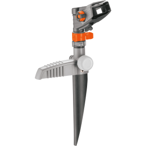 Irrigatore Gardena Comfort per irrigare ampie aree, con picchetto per un posizionamento stabile.