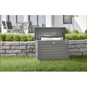 Biohort FreizeitBox 100 metallica grigio quarzo aperta in giardino con cuscini. Box universale.