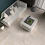 Piastrelle per esterni t.b.t. beige posate in soggiorno.