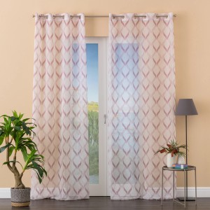 t.b.t. tenda in tessuto trasparente con motivo rosa e bianco davanti alla finestra.