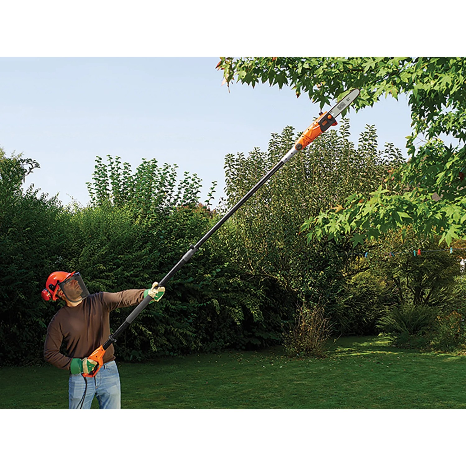Uomo che usa il potatore elettrico Black+Decker per tagliare rami in giardino.