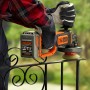 Smerigliatrice angolare a batteria Black+Decker 18V mentre leviga una ringhiera di metallo.