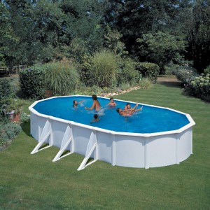Piscina ovale Gre Atlantis con pareti in acciaio bianco e persone che nuotano in giardino.