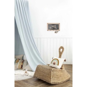 Lavagna decorativa da parete con ganci portachiavi in una stanza dei bambini, accanto a baldacchino e sedia in vimini.
