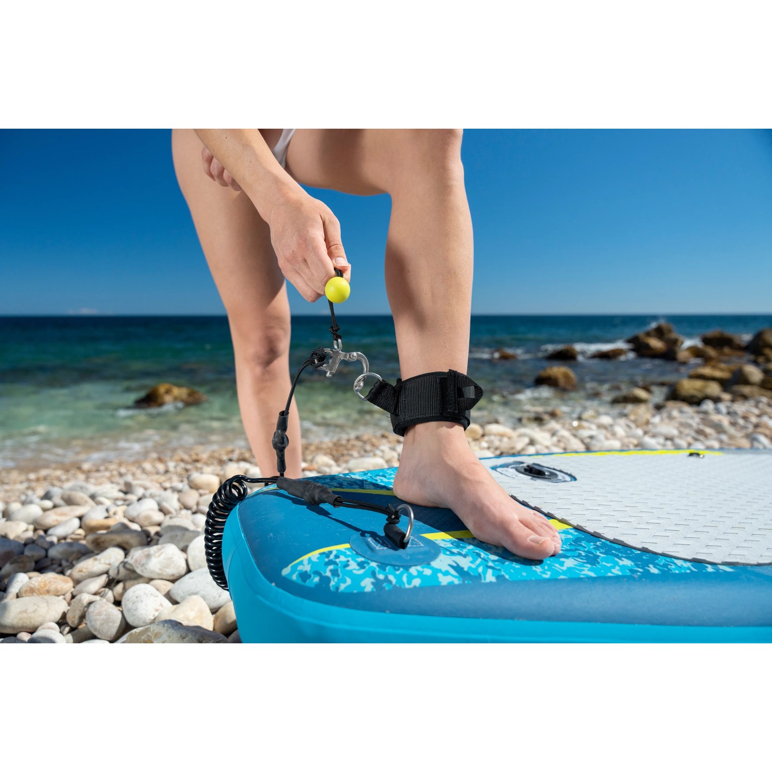 Primo piano: persona che fissa il leash di sicurezza alla tavola SUP Bestway Oceana.