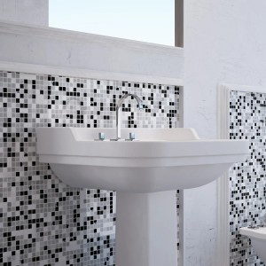 Lavabo con piastrelle a mosaico in bianco, nero e grigio. Ideale per il bagno.