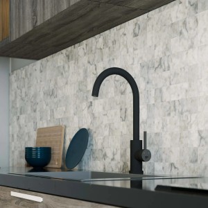 Rubinetto nero davanti a parete piastrellata in cucina. Accessori e ricambi.