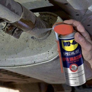 WD-40 Super Sbloccante: antiruggine spruzzato sullo scarico.