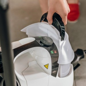 Pulitore a vapore Kärcher SC 5 EasyFix Iron Plug con serbatoio dell'acqua aperto.